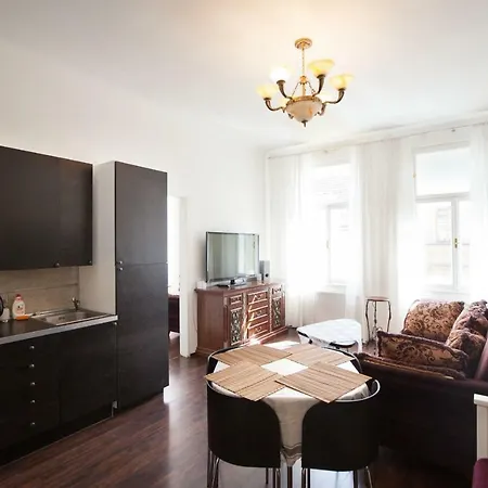 Three Bedroom For 10 People Next To Wenceslas Square Apartment