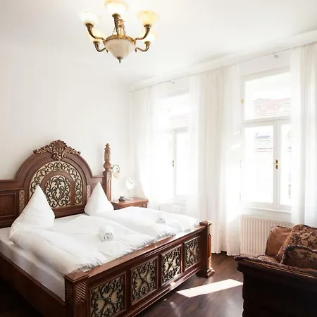 Three Bedroom For 10 People Next To Wenceslas Square Apartment *