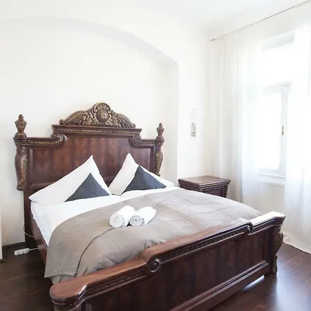 Three Bedroom For 10 People Next To Wenceslas Square Apartment *