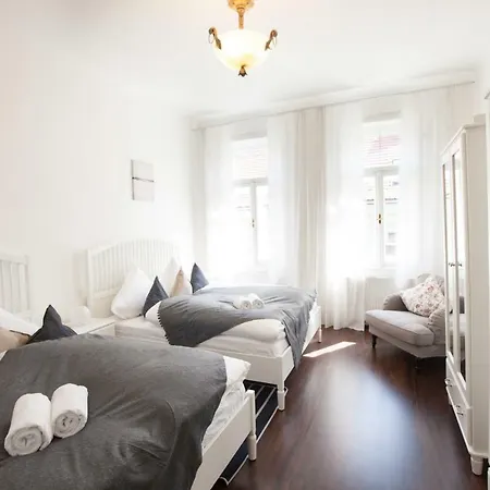 Three Bedroom For 10 People Next To Wenceslas Square Apartment *