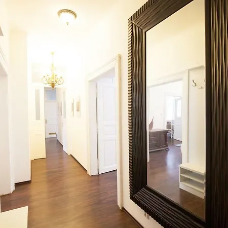 Three Bedroom For 10 People Next To Wenceslas Square Apartment *