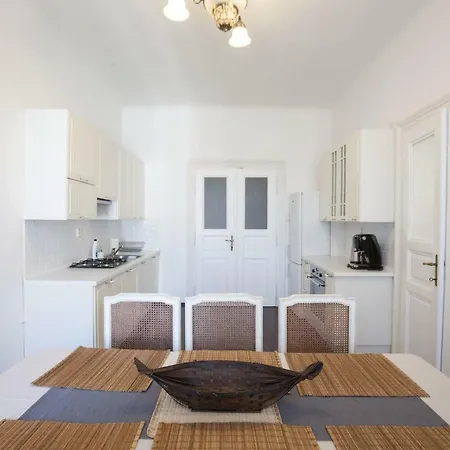 Three Bedroom For 10 People Next To Wenceslas Square *